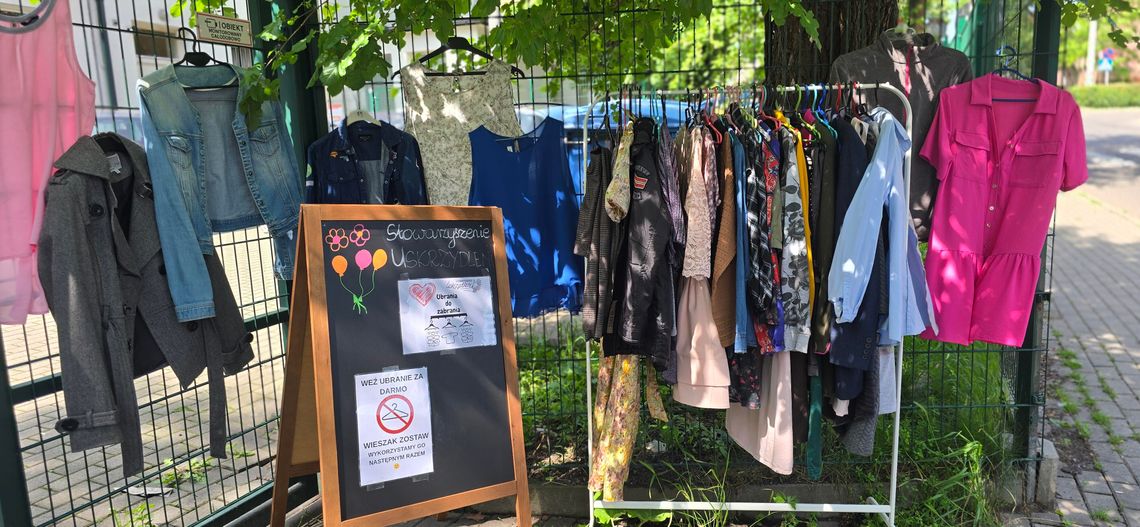 👕 Punkty „Ubrania do zabrania” w świetlicach Uskrzydlonych 👕 Punkty „Ubrania do zabrania” w świetlicach Uskrzydlonych